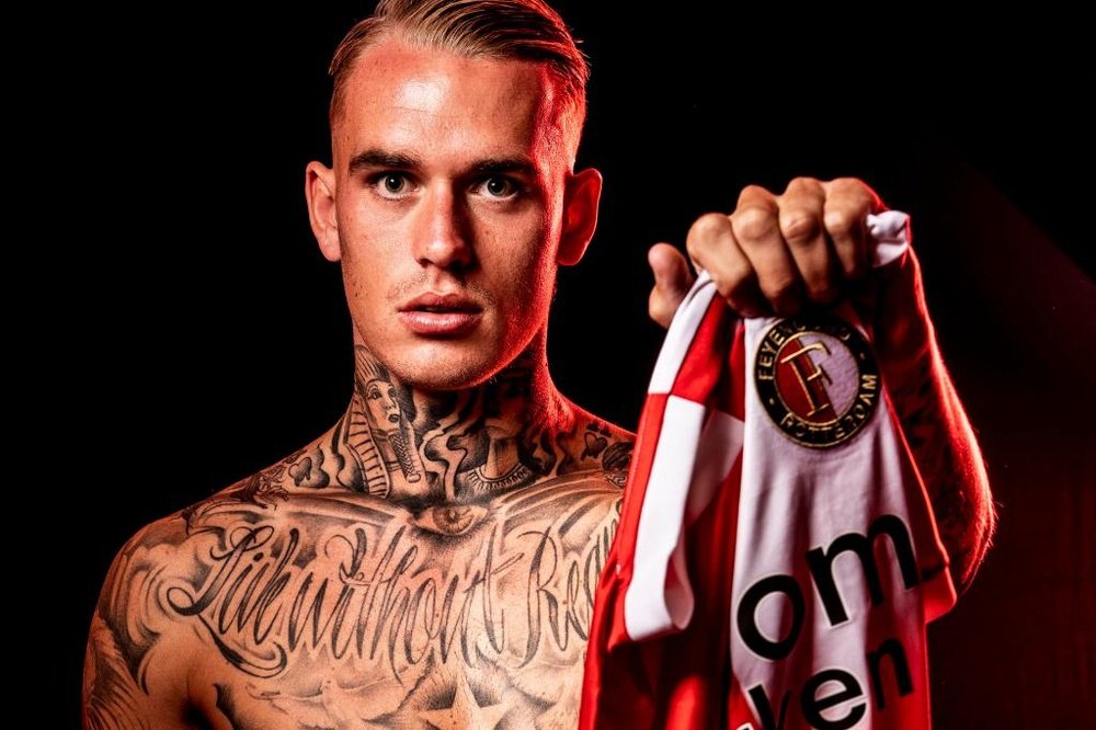 Karsdorp risponde ai tifosi. Feyenoord