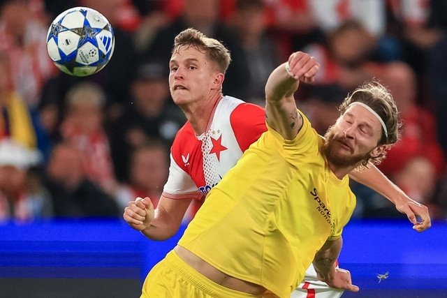 FK Bodo Glimt snatched a valuable 2-2 draw against Slavia Praha on the first matchday of the Champions League group stage. Sondre Brunstad Fet's introduction proved decisive, as he scored a great goal in the 90th minute to level the score after the Norwegians had been 2-0 down.