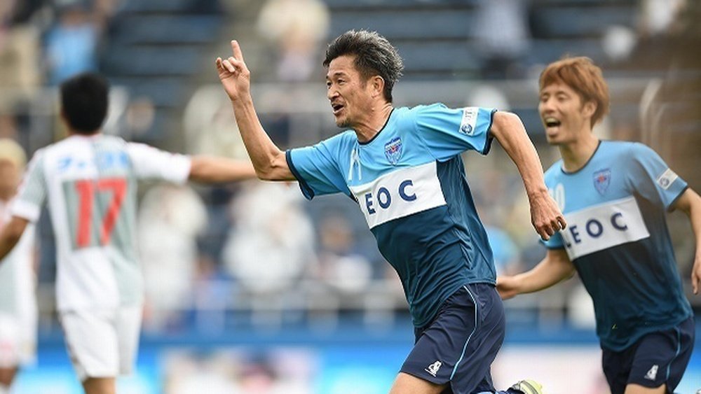 Kazu Miura celebra un tanto con su equipo, el Yokohama FC. Reddit