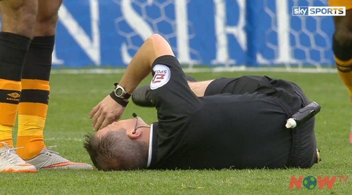 Un jugador del Hull City lesiona al árbitro