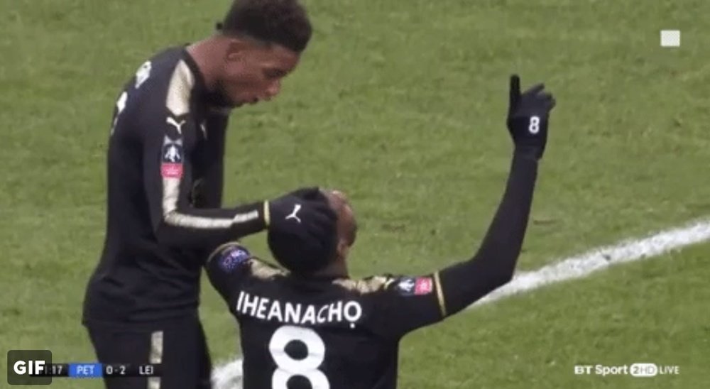Iheanacho celebra con Demarai Gray el 0-1 ante el Peterborough United en la FA Cup. Twitter/BTSport