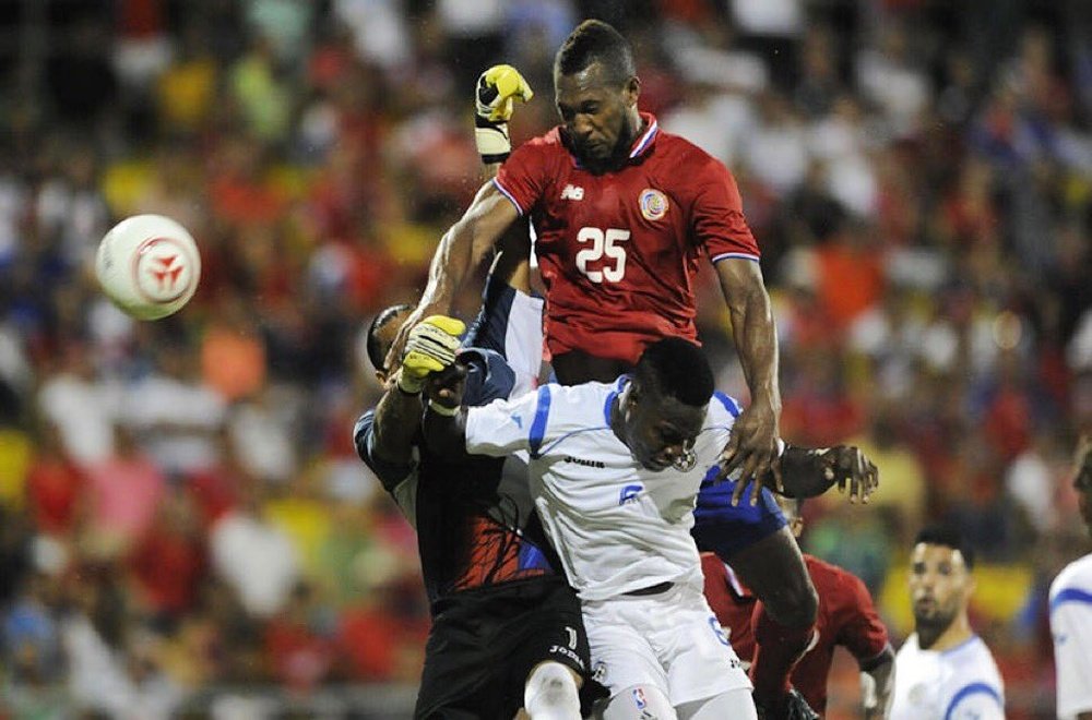 Kendall Waston remata el balón que le dio el triunfo a Costa Rica. Twitter