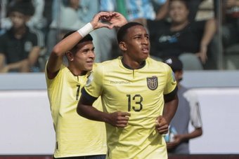 La Selección Ecuatoriana aplastó a Fiyi, consiguió la goleada más abultada de su historia y se clasificó a los octavos de final del Mundial Sub 20. Kendry Páez hizo el primer gol y se convirtió en el jugador más joven de todos los tiempos en marcar en este torneo.