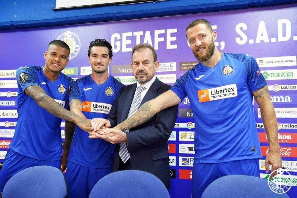 Getafe présente ses recrues avec le maillot de l'Europa League. GetafeCF