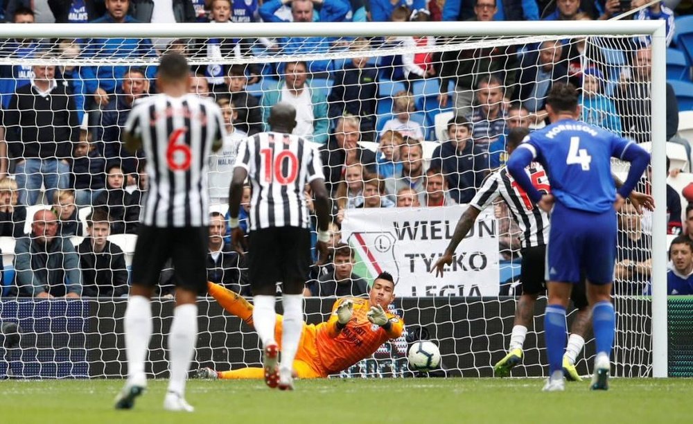 Kenedy perde pênalti em partida do Cardiff City e Newcastle. Twitter @gonzacepedav