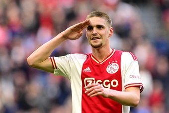 El Ajax, pese a los dos últimos tropiezos, aún sueña con ganar la Eredivisie tras imponerse por un contundente 4-0 al Fortuna Sittard.