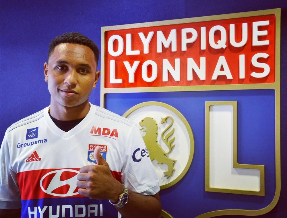 Kenny Tete ha sido presentado con el Olympique de Lyon. OlympiqueLyonnais