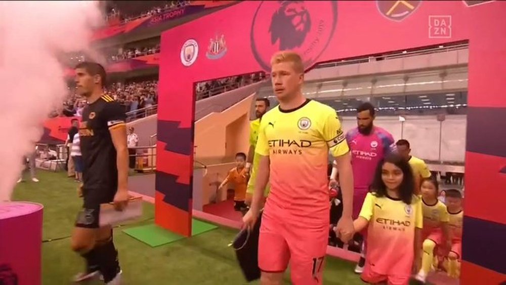 El City estrenó su equipación multicolor. Captura/DAZN