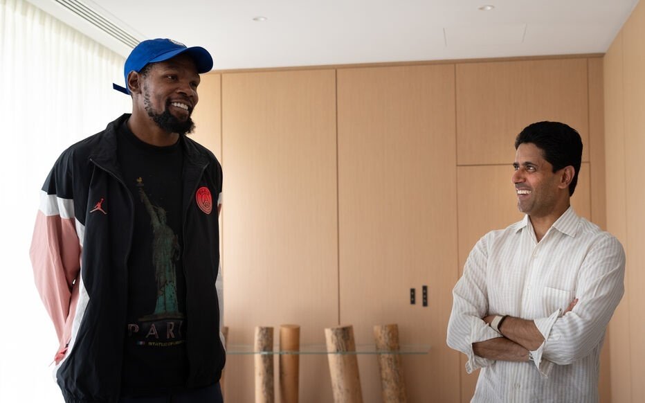 Kevin Durant avec le président du PSG. Capture/PSG