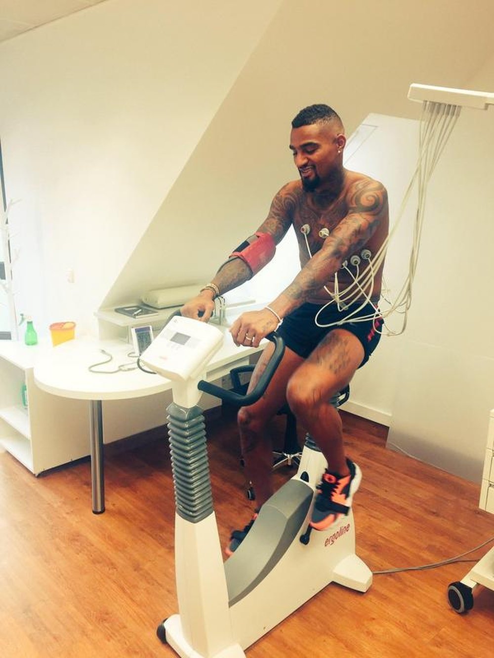 Kévin-Prince Boateng signe à Francfort pour 3 ans. Twitter/EintrachtFrankfurt