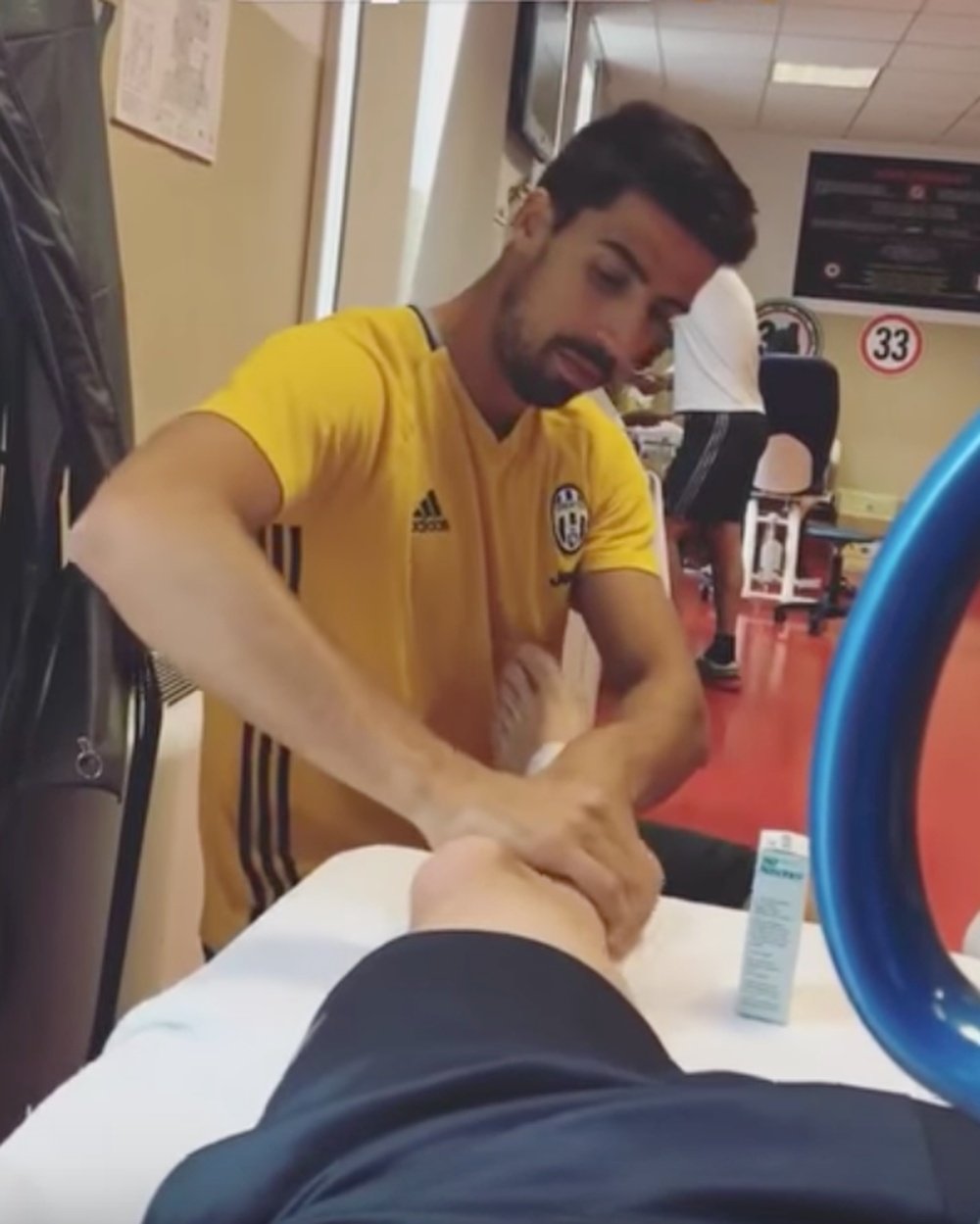 Khedira le hizo un masaje en la pierna a Pjanic. Youtube