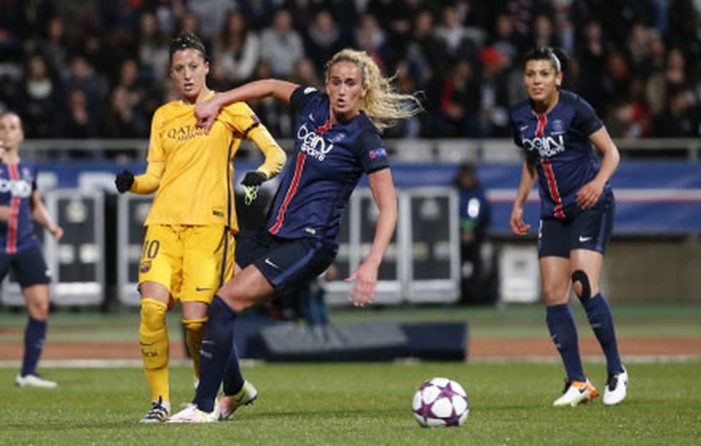 Kheira Hamraoui brega con Jennifer Hermoso en la disputa de un balón en la vuelta de la eliminatoria de cuartos de final de la Champions League Femenina entre PSG y Barcelona. PSG