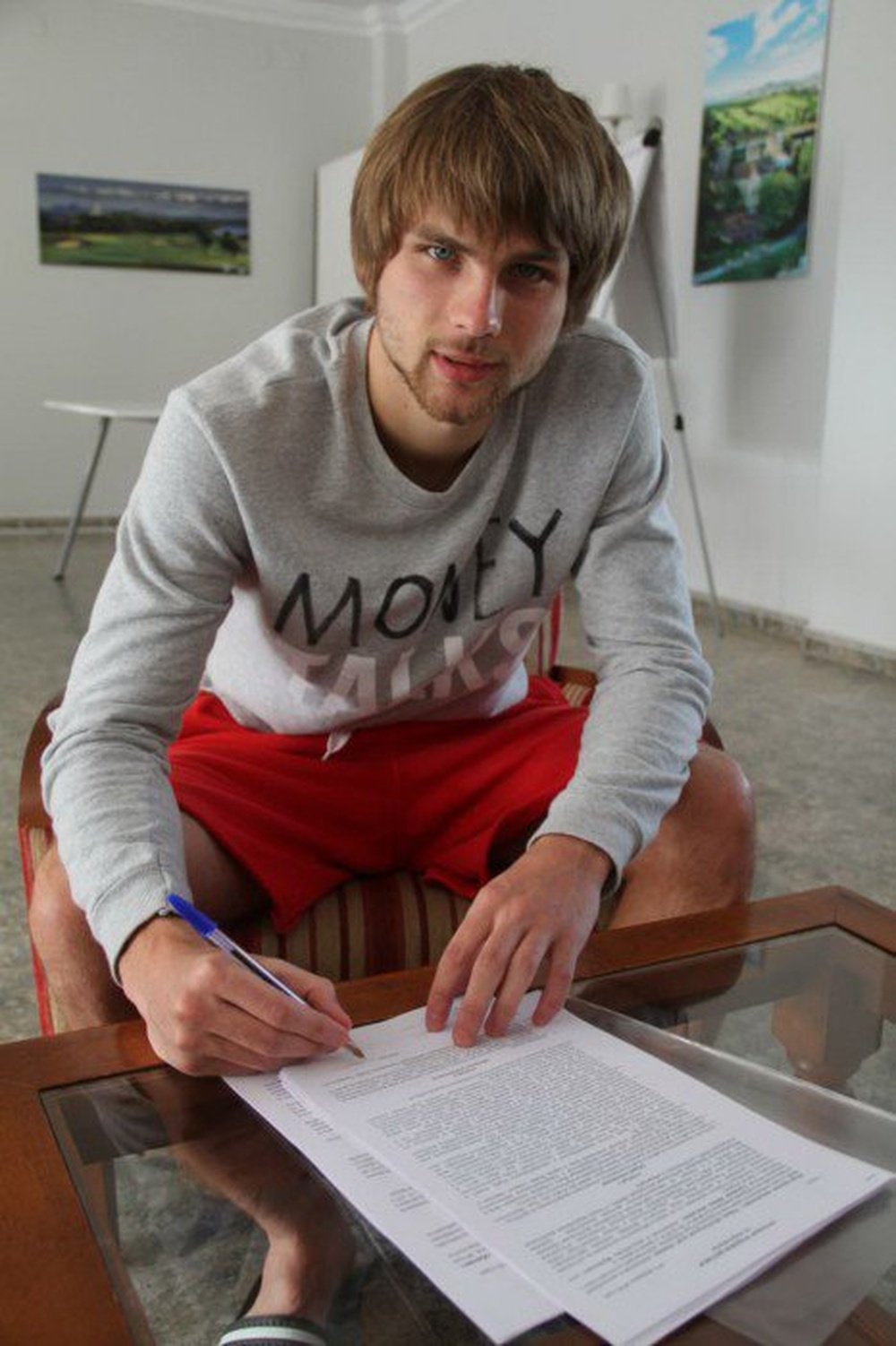 Khurtsidze firma el contrato que le acredita como nuevo jugador del Amkar Perm. Twitter