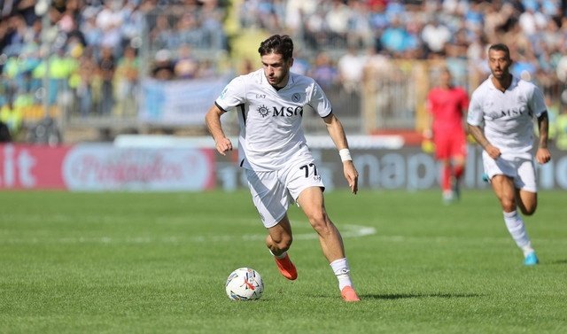 El Nápoles venció al Empoli por 0-1 en la jornada 8 de la Serie A. Valió el penalti que transformó Khvicha Kvaratskhelia en el minuto 63 para mantener a los 'azzurri' en lo más alto del 'Scudetto'.