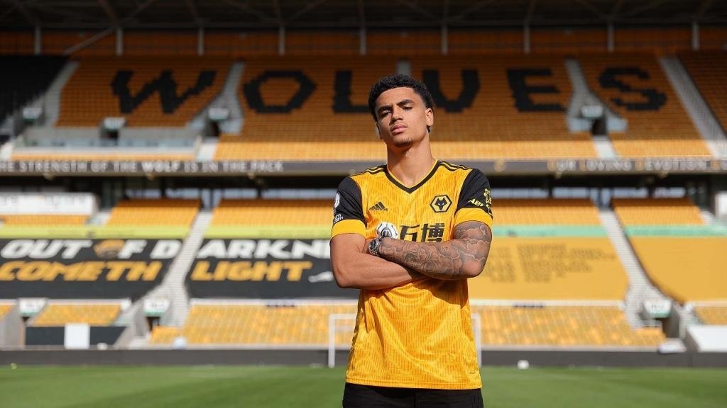 Officiel : Ki-Jana Hoever rejoint les Wolves