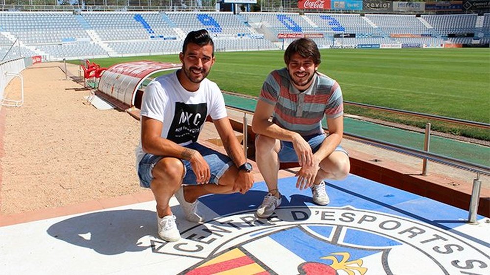 Kike Carreño y Migue posan con el escudo del Sabadell. CESabadell