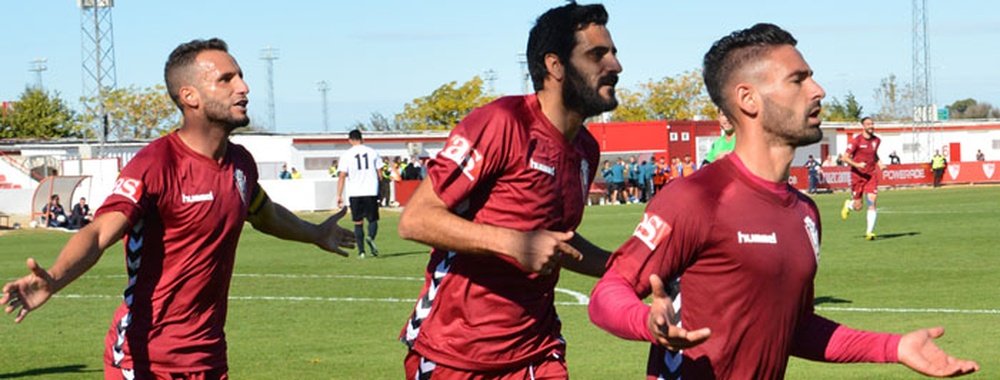 Kike Márquez celebra el tanto del Cádiz al Sevilla Atlético, seguido de Güiza y Servando. CadizCF