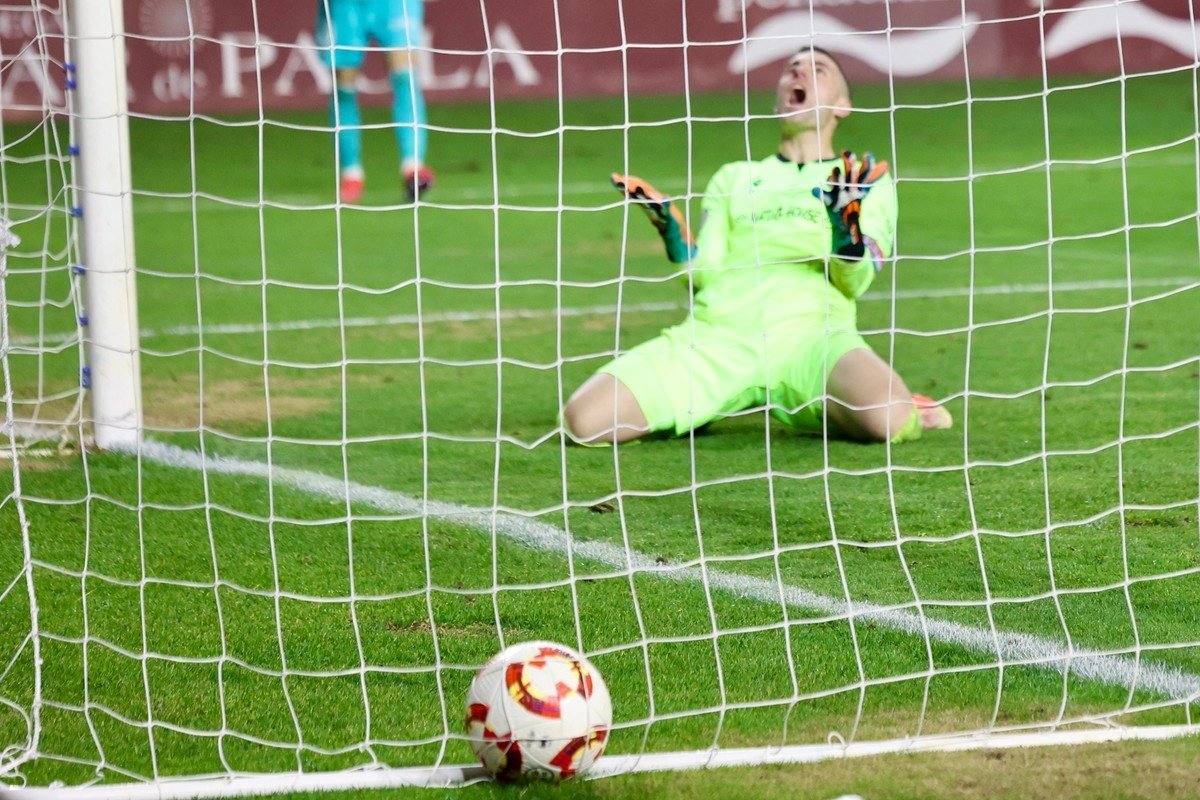 El Athletic, vigente campeón de la Copa del Rey, eliminó a la Unión Deportiva Logroñés en los dieciseisavos de final de la presente edición por la vía de los penaltis. Los 'leones', representantes de Primera División, no pudieron pasar del empate 0-0 en el tiempo reglamentario ante un rival de Segunda Federación. Nico Williams falló en su turno desde los once metros, pero Dani Vivian, Yuri Berchiche, Álex Berenguer y Unai Gómez acertaron.