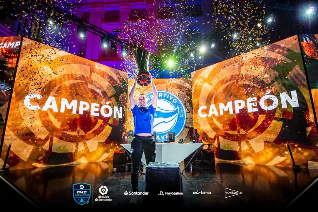 Kilian Pita 'Zidane10', con el trofeo de campeón. Hara Amorós (eLaLiga)