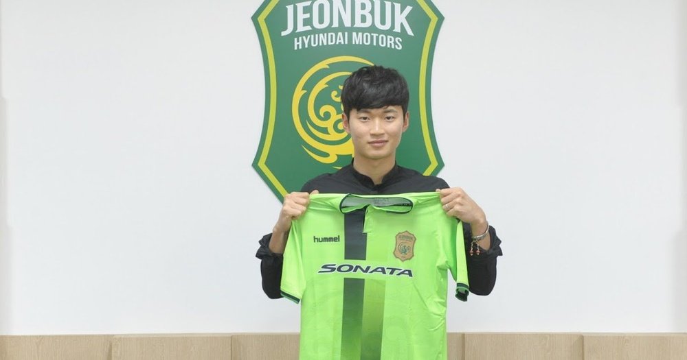 KIm Jin-Su posa con la camiseta del Jeonbuk Motors. JeonbukMotors