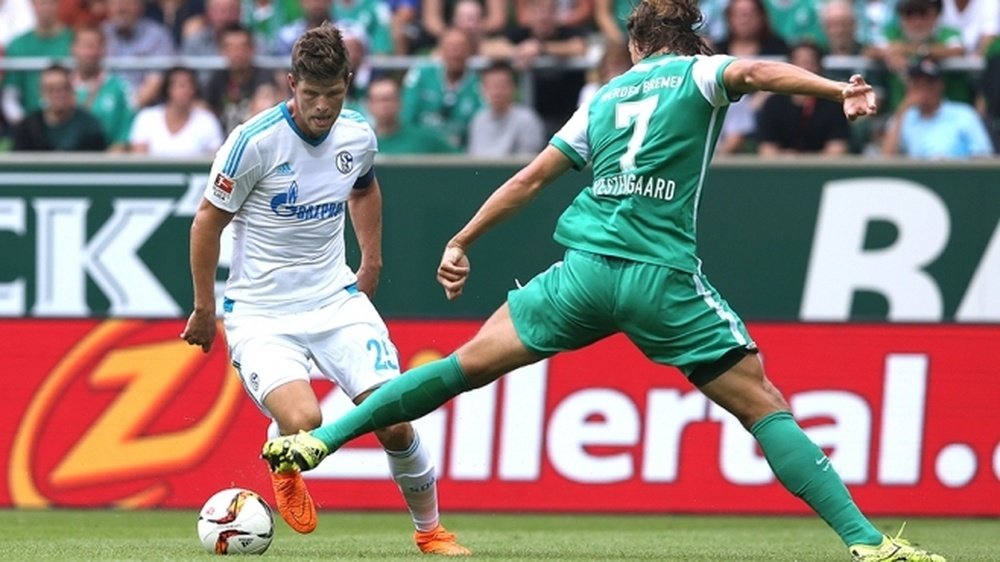 Klaas-Jan Huntelar se zafa de Vestergaard en el partido que enfrentó a su Schalke contra el Werder Bremen. Schalke04