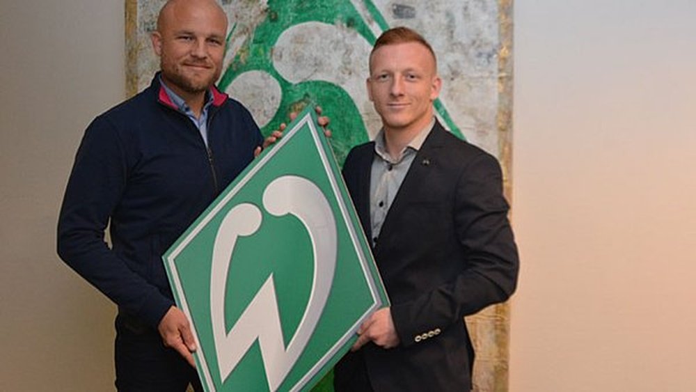 Kleinheisler posa con el escudo del Werder Bremen. Twitter