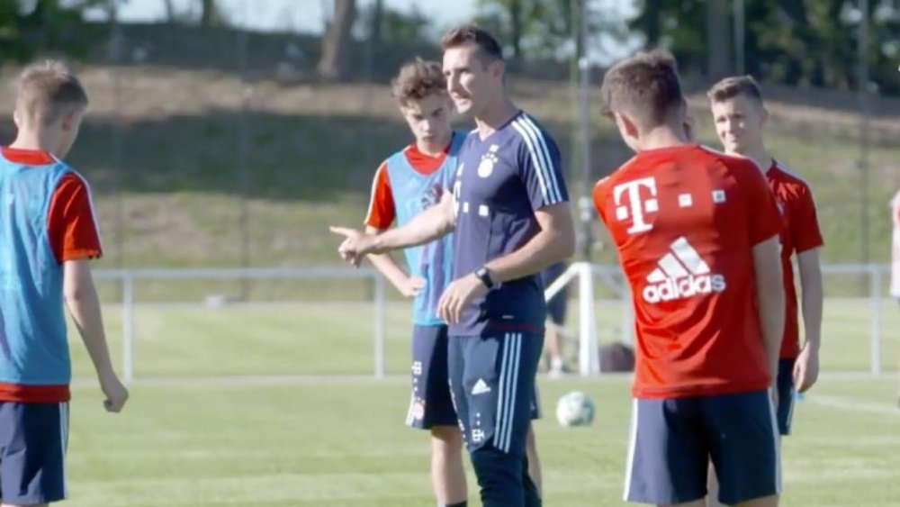 Klose podría 'ascender' en el Bayern. Captura/FCBayernTV