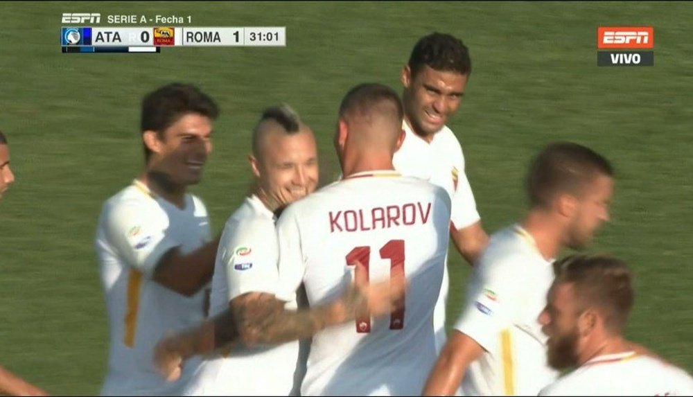 Kolarov celebra su primer gol con la Roma. Twitter