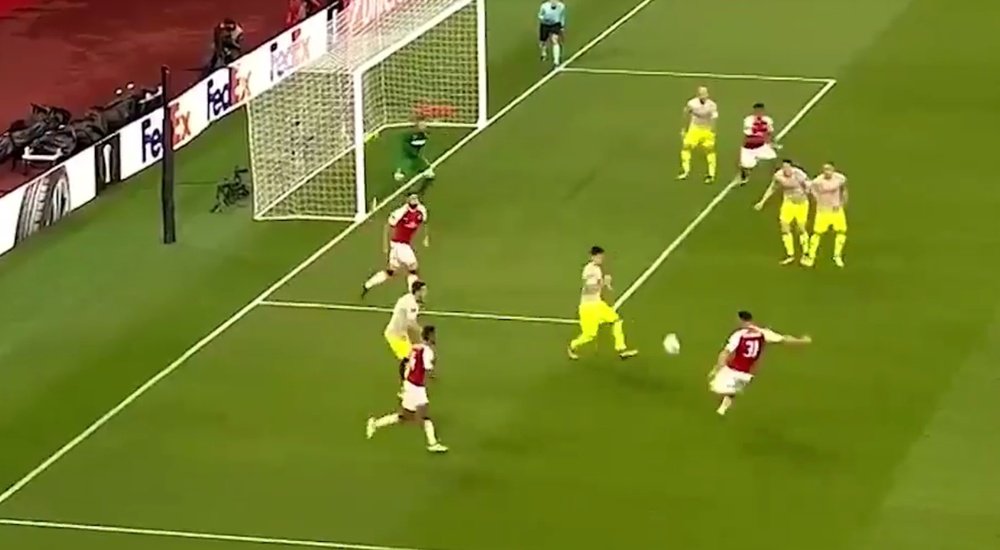 Kolasinac marcó el empate del Arsenal con este golazo. Captura