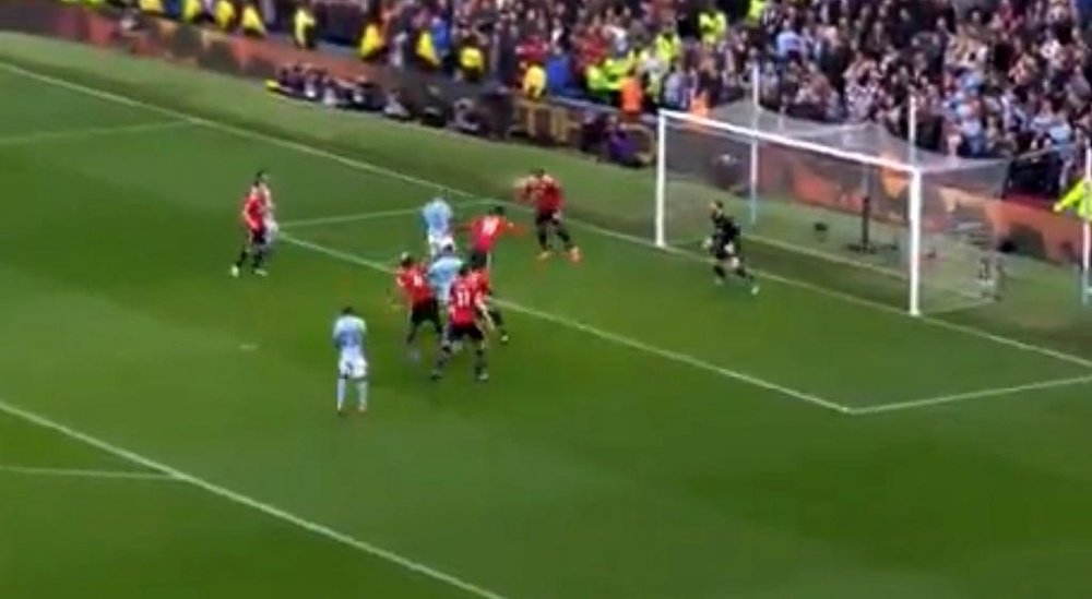 Kompany opened the scoring in the Manchester derby. Captura