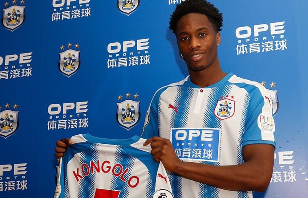 Kongolo é reforço de inverno do Huddersfield Town. Twitter/Huddersfield Town