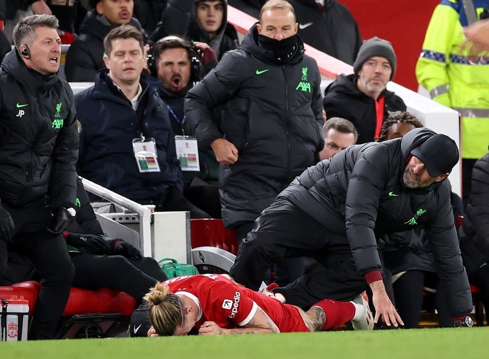 Klopp 'lesionó' a Tsimikas: sufre una fractura de clavícula. EFE