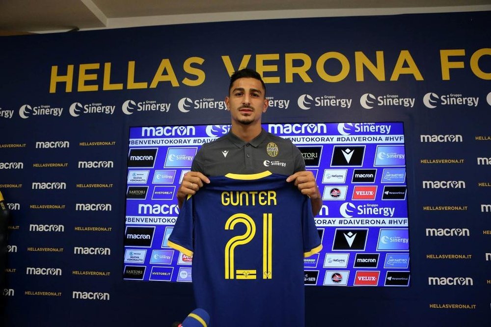 Koray Günter dans le viseur de Séville. Twitter/HellasVeronaFC
