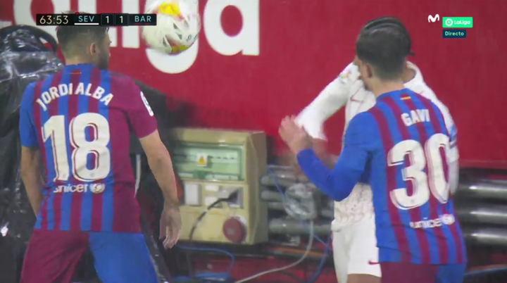 Cruce de cables de Koundé: ¡lanzó un pelotazo a posta sobre Jordi Alba y vio la roja!