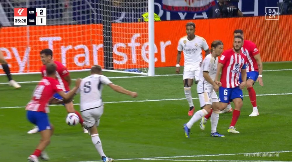 Le superbe but de Kroos pour relancer le derby de Madrid. Captura/DAZN