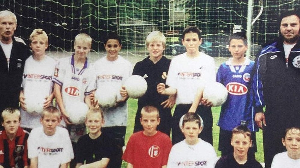 En la imagen se puede ver a un joven Kroos vestido con una camiseta del Madrid. Twitter