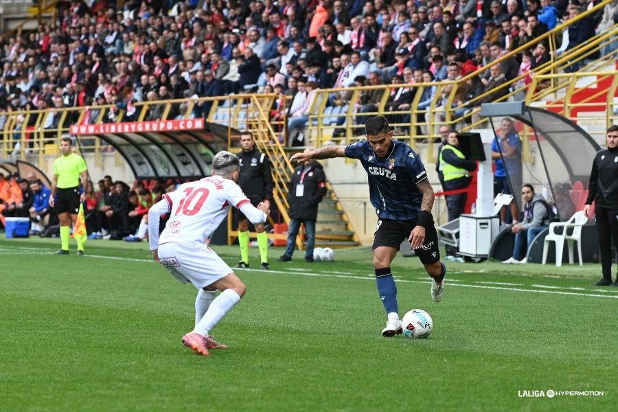 El hombre de los ascensos, entre su presente y su pasado