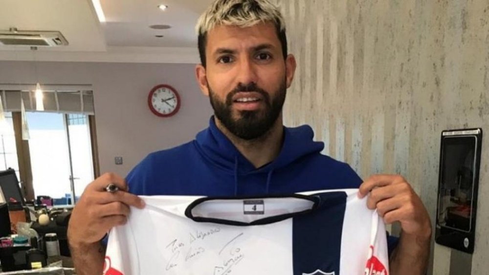El Kun posó con la camiseta de Tristán Suárez. Instagram/tsuarezoficial