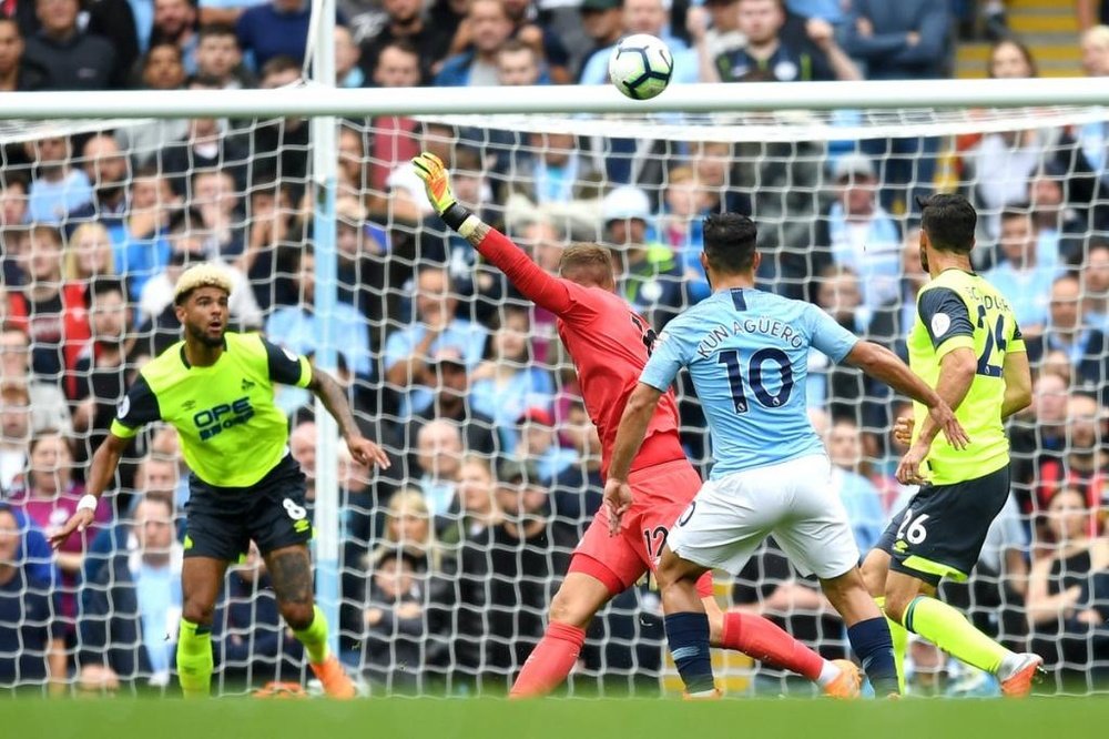 Kun Agüero marca o primeiro gol do City contra o Huddersfield. Twitter @OGuiadoFutebol
