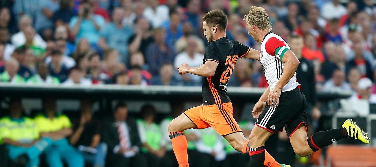 Kuyt pelea con Medrán por un balón dividido en el amistoso que enfrentó a Valencia y Feyenoord. ValenciaCF