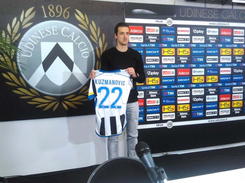 Kuzmanovic posa con la camiseta del Udinese. Twitter