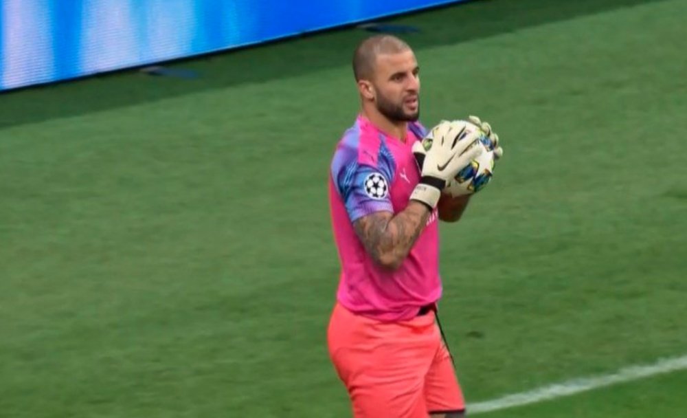 Kyle Walker e outros jogadores que já jogaram como goleiro. AFP