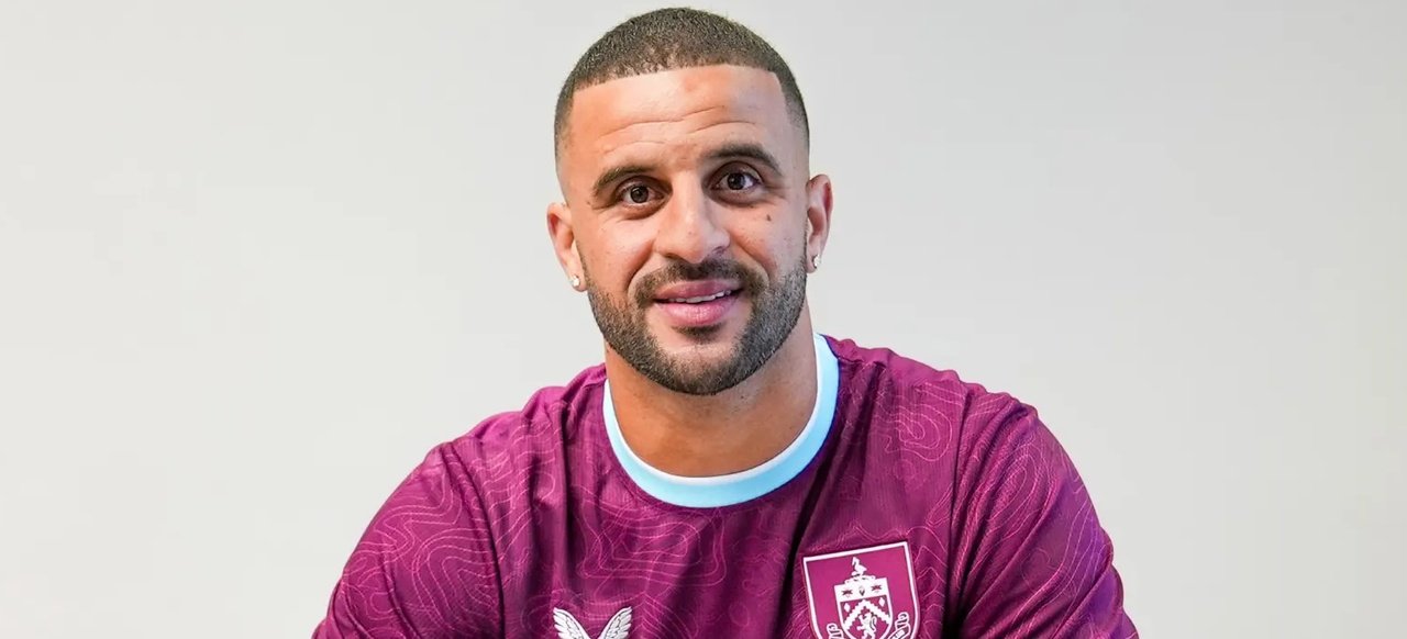 Kyle Walker firma por el Burnley por dos temporadas. BurnleyOfficial
