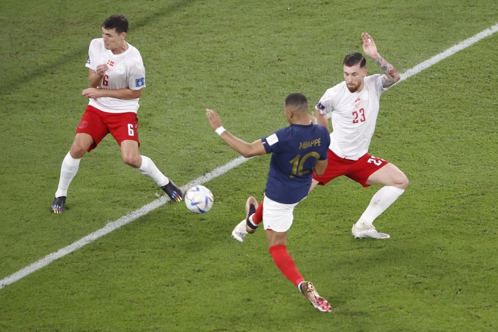 Susto efímero: Mbappé entrenó con normalidad pese a su tobillo vendado. EFE