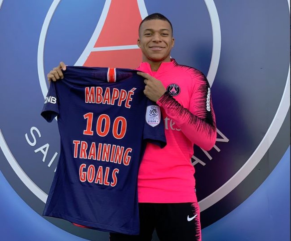 Mbappé pousou sorridente com a sua nova foto. Twitter/KylianMbappé