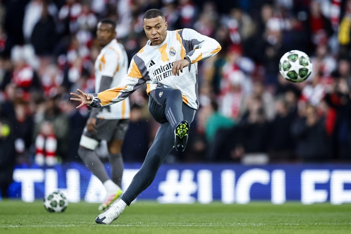 Chicharito Hernández habló de la actualidad del Real Madrid, de la llegada de Kylian Mbappé y de los problemas que tiene otro de sus equipos, el Manchester United.
