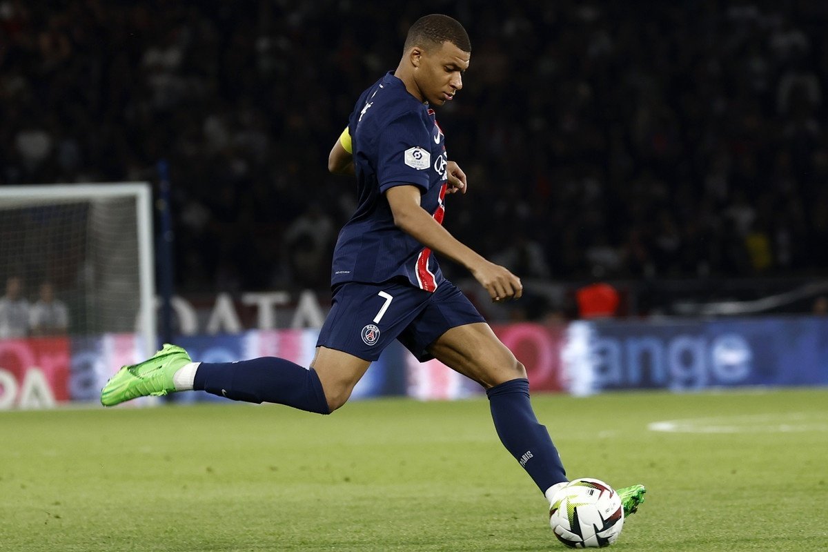 El Paris Saint-Germain fue derrotado por 1-3 por el Toulouse en la jornada 33 de la Ligue 1, es decir, el último partido de Kylian Mbappé en el Parque de los Príncipes. Su homenaje comenzó de la mejor de las maneras, con un gol para abrir la lata pronto y unirse a la sensación de alegría en las gradas para conmemorar su paso por el club de la capital francesa. Desafortunadamente para el conjunto de Luis Enrique, sus rivales, que no se jugaban nada, remontaron y se impusieron.