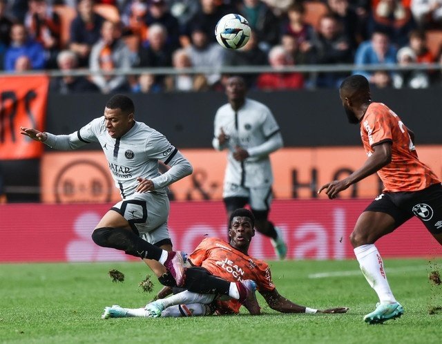 Mbappe felt a twinge in his adductor muscles against Lorient. EFE