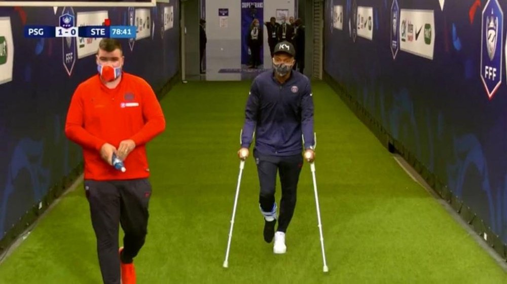 Mbappe came from the tunnel on crutches. Captura/Movistar