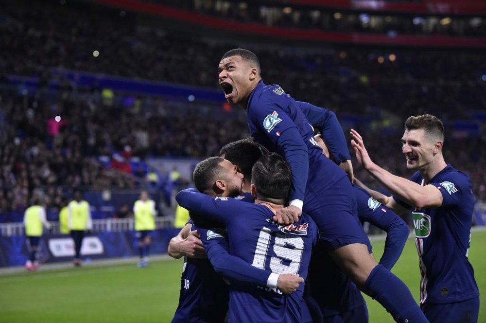 Mbappé comemora um dos três gols contra o Lyon na semifinal da Copa da França. Twitter/PSG
